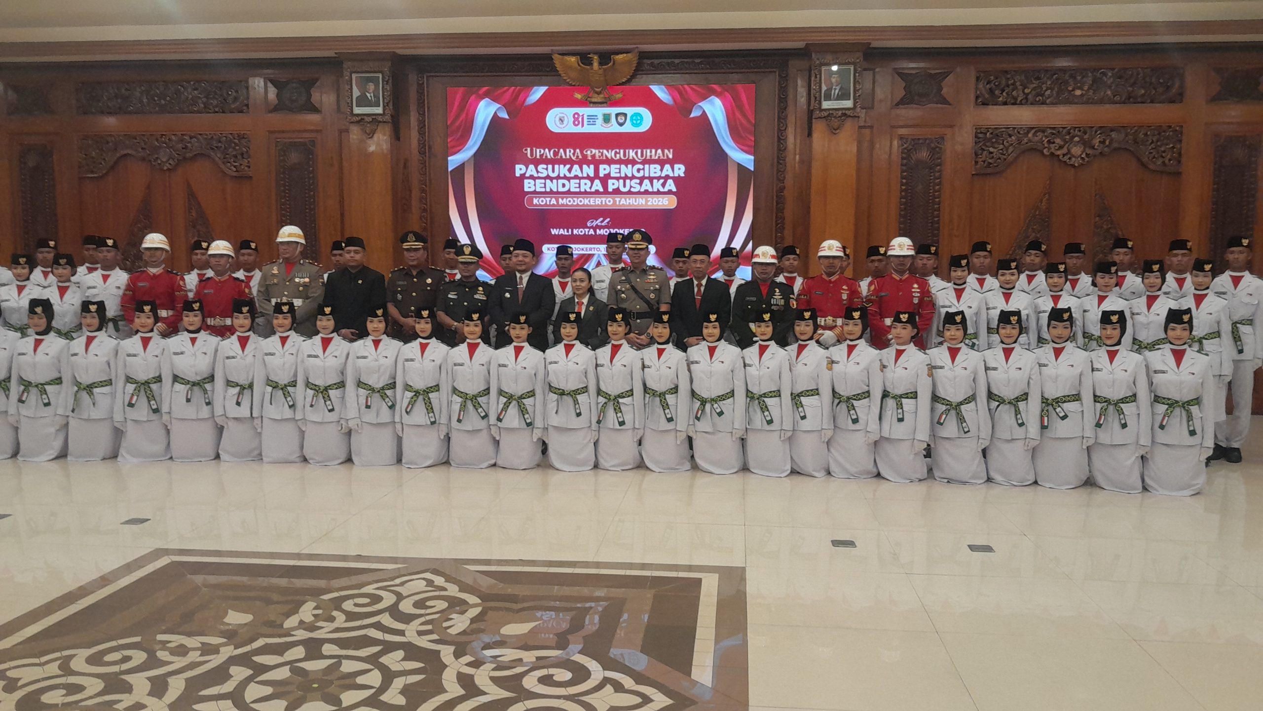 Cak Sandi Resmi Mengukuhkan Sebanyak 76 Anggota Paskibraka Kota Mojokerto Tahun 2026