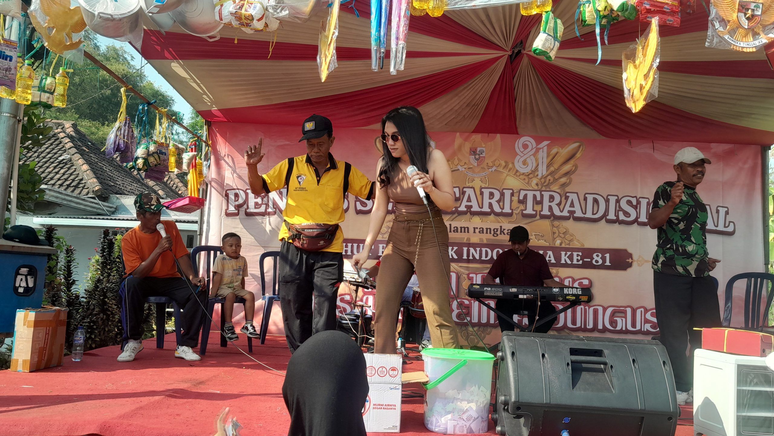 Joget peserta Jalan Santai Tiap R T Dungus Bergoyang Warnai HUT ke-81 RI