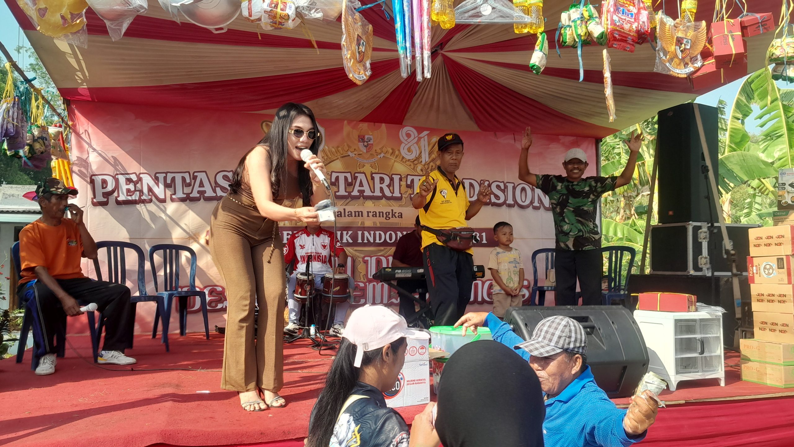 _Joget peserta Jalan Santai Tiap R T Dungus Bergoyang Warnai HUT ke-81 RI