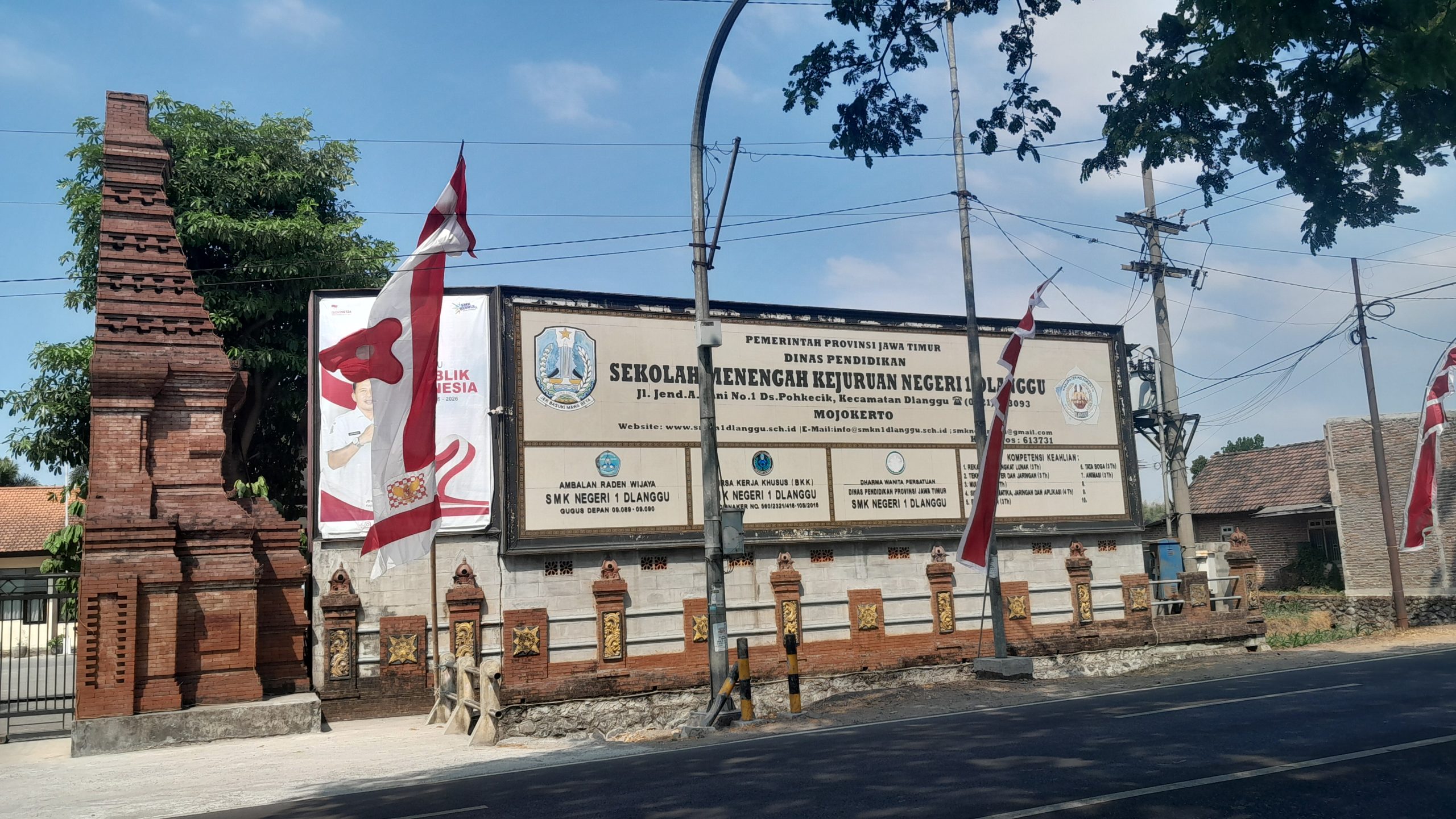 SMKN 1 DLANGGU KHIDMAT DAN MERIAH PERINGATI HUT KE-81 KEMERDEKAAN RI