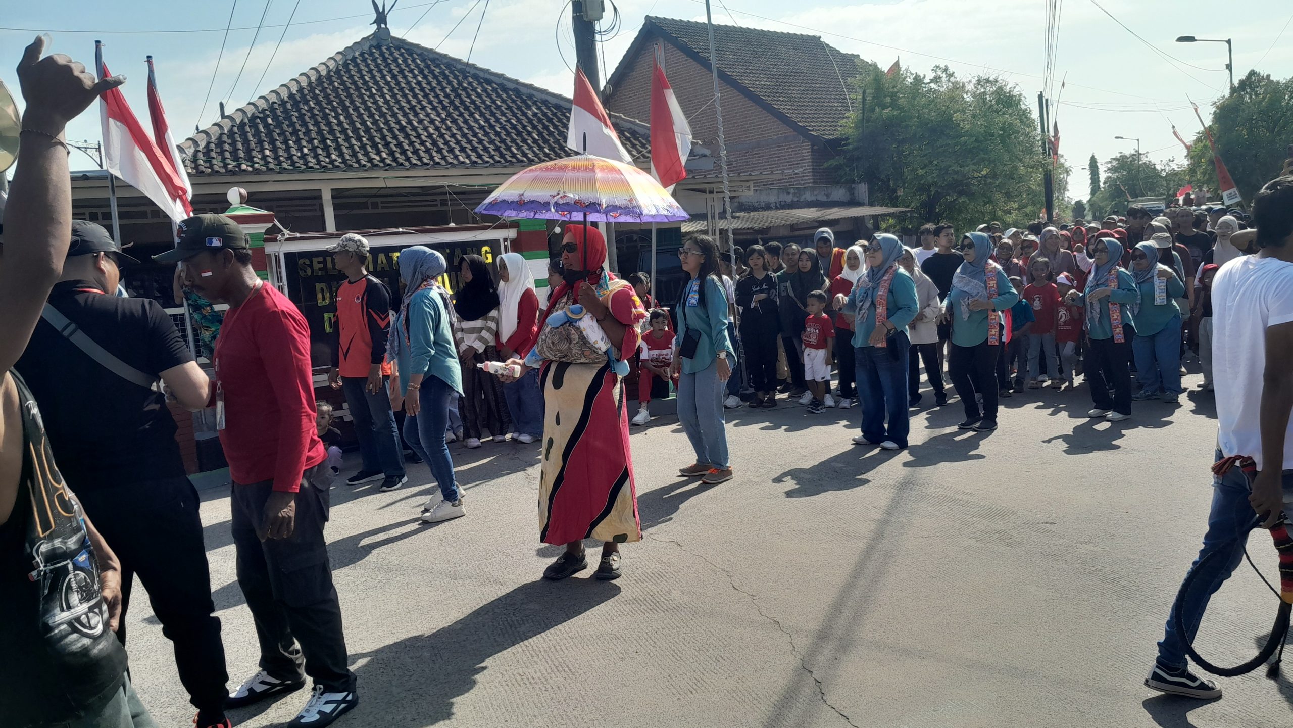Ibu-ibu PKK sambil joget ngikuti musik dari sound DELIA AUDIO. Jadi jalan santainya bukan jalan biasa, tapi “jalan santai bergoyang”.