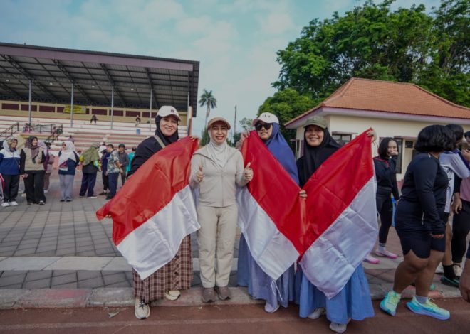 Gaungkan Semangat Kemerdekaan,Wali Kota Mojokerto Bagikan Bendera Merah Putih untuk Warga