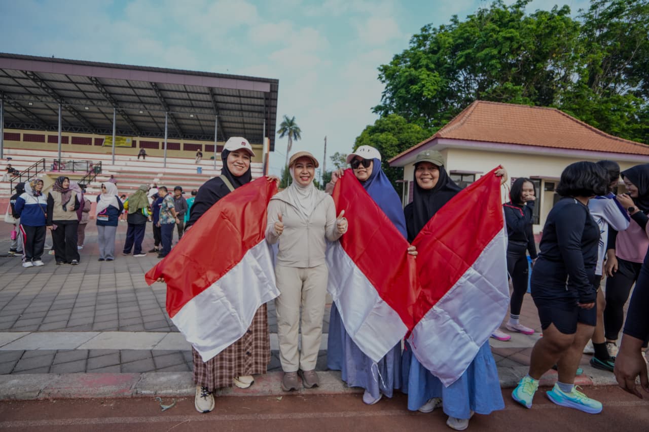 Gaungkan Semangat Kemerdekaan,Wali Kota Mojokerto Bagikan Bendera Merah Putih untuk Warga