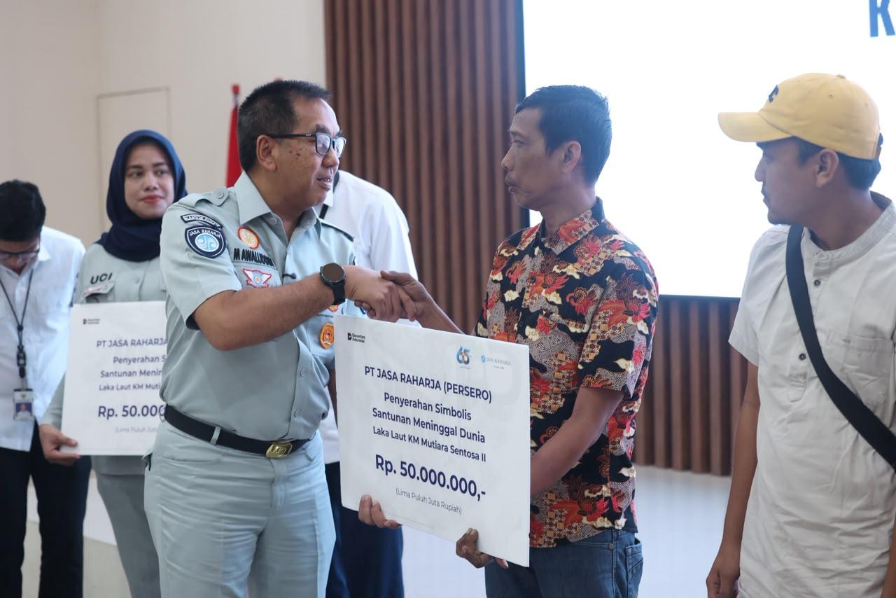 Kapolda Jatim Dampingi Wamenhub Serahkan Santunan Korban KM Mutiara Sentosa II