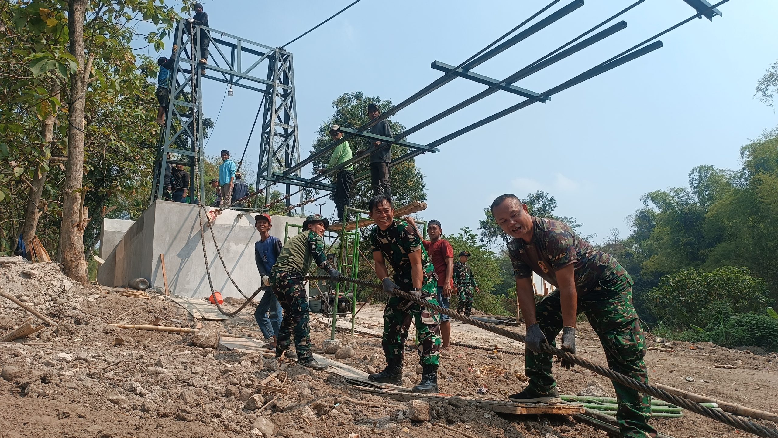 Jembatan Gantung Mulai Terbentang, Akses Warga Tumapel – Kedunguneng Segera Terhubung