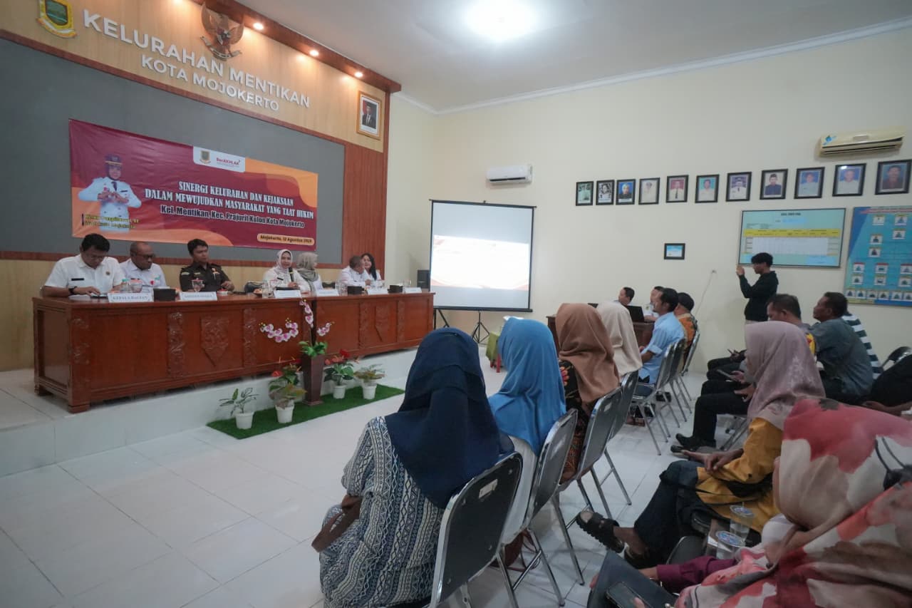 Dorong Kelurahan Sadar Hukum, Ning Ita Ajak Warga Tertib Bayar PBB