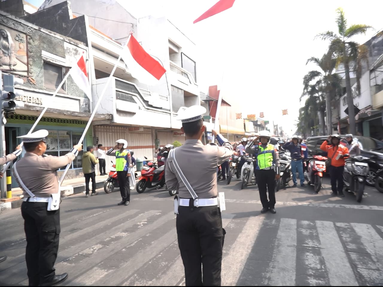 Hentikan Kendaraan, Kobarkan Nasionalisme: Sat Lantas Polres Mojokerto Kota Ajak Warga Hormat Merah Putih