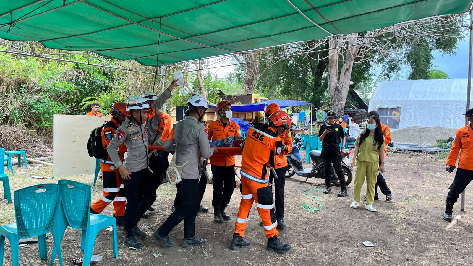 Polri Hadirkan Kepedulian, Berikan Trauma Healing bagi Pengungsi Gempa di Maumere