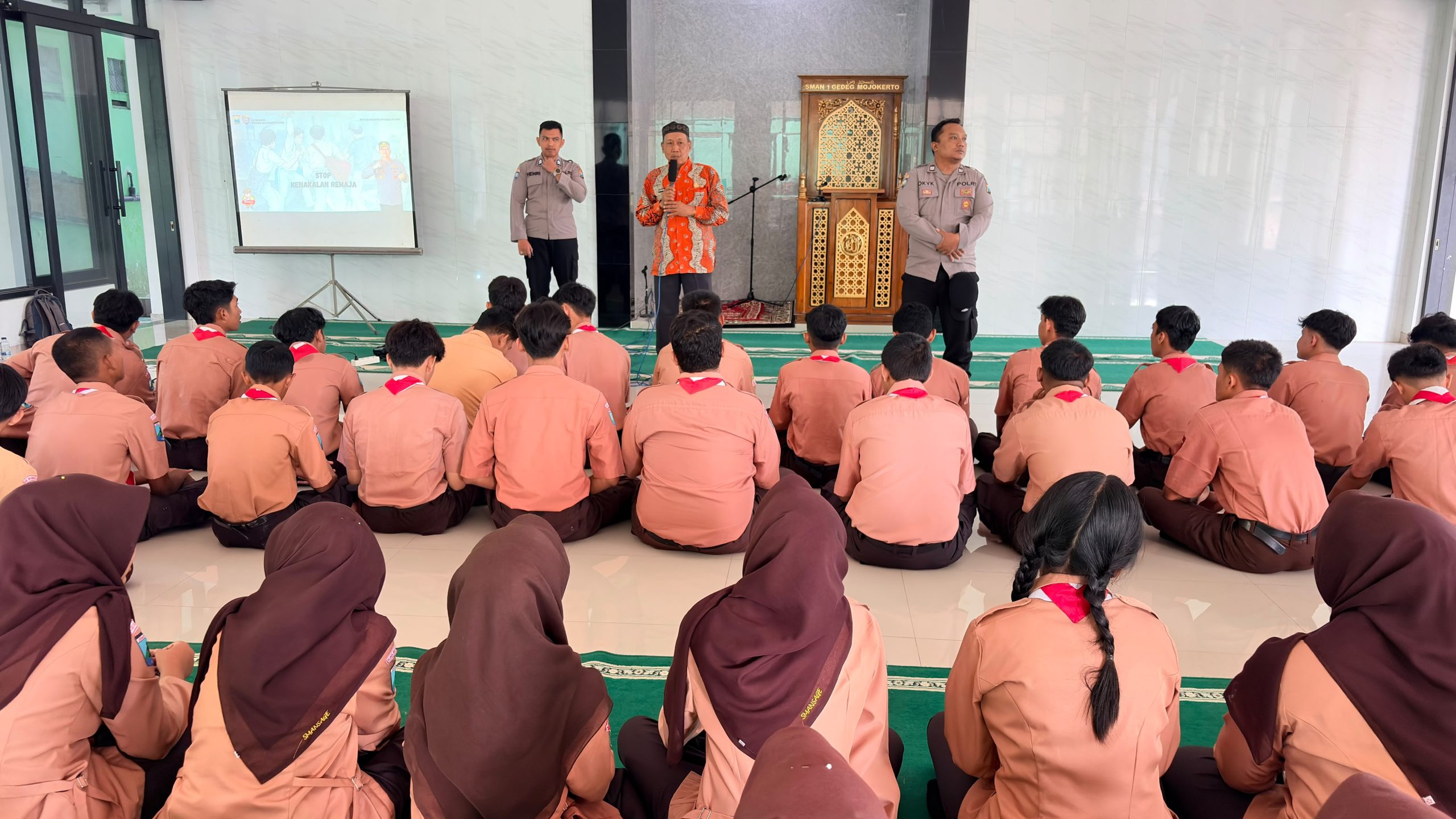 Polres Mojokerto Kota Bentengi Generasi Muda, Sat Binmas Berikan Penyuluhan Bahaya Narkoba dan kenakalan remaja di SMAN 1 Gedeg