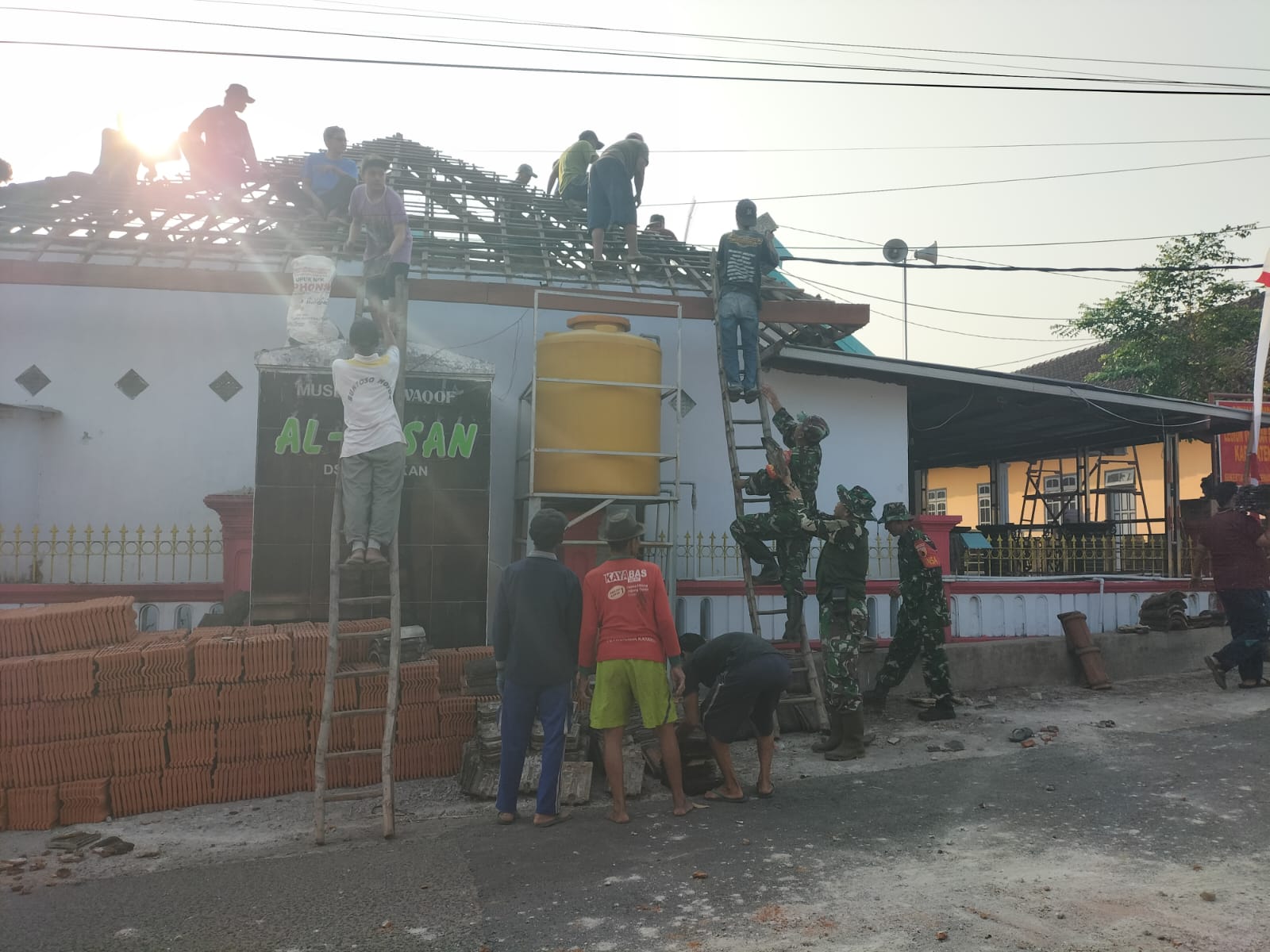 .Koramil Puri TNI dan Warga Dsn. Sangkan,Ketemasdungus , Kecamatan Puri Gotong Royong Rehab Musholla Al-Ihsan Usei HUT RI ke-81_