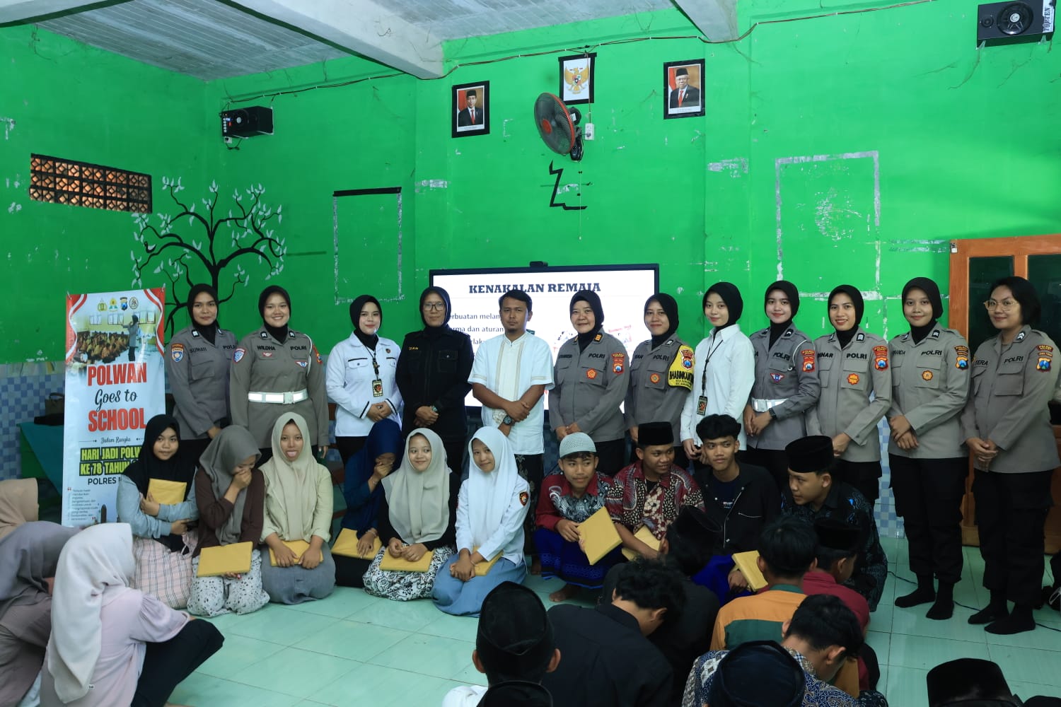 Sambut Hari Jadi ke – 78, Polwan Polres Ngawi Edukasi Santri Cegah Kenakalan Remaja