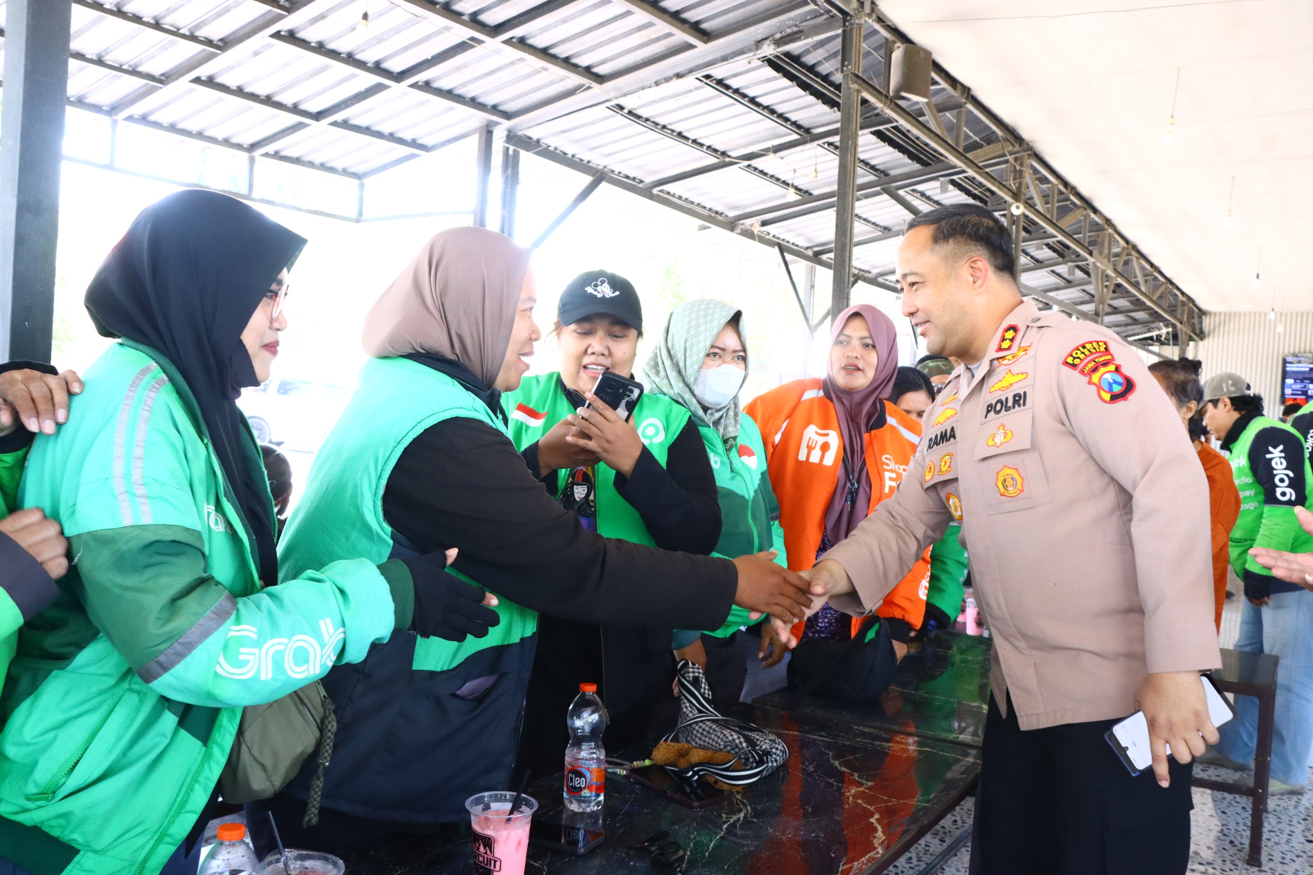 Bangun Sinergi, Kapolres Gresik Gelar Dialog Interaktif dan Bagi Bansos ke Driver Ojol