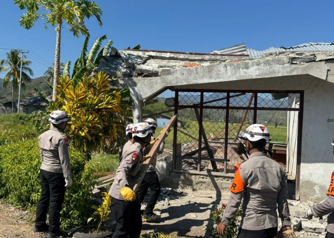 Kehadiran Brimob Ringankan Beban Warga, Rumah Terdampak Bencana Dibongkar
