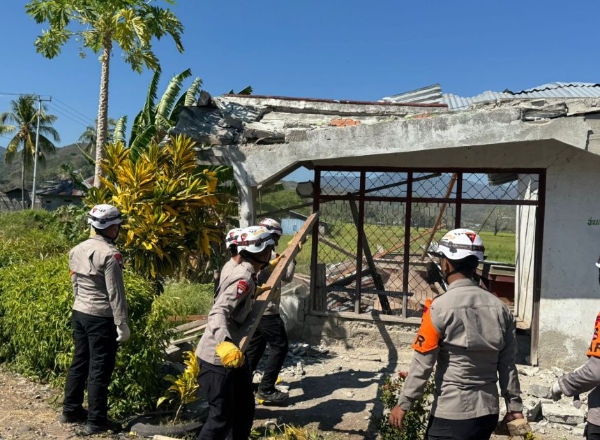 Kehadiran Brimob Ringankan Beban Warga, Rumah Terdampak Bencana Dibongkar