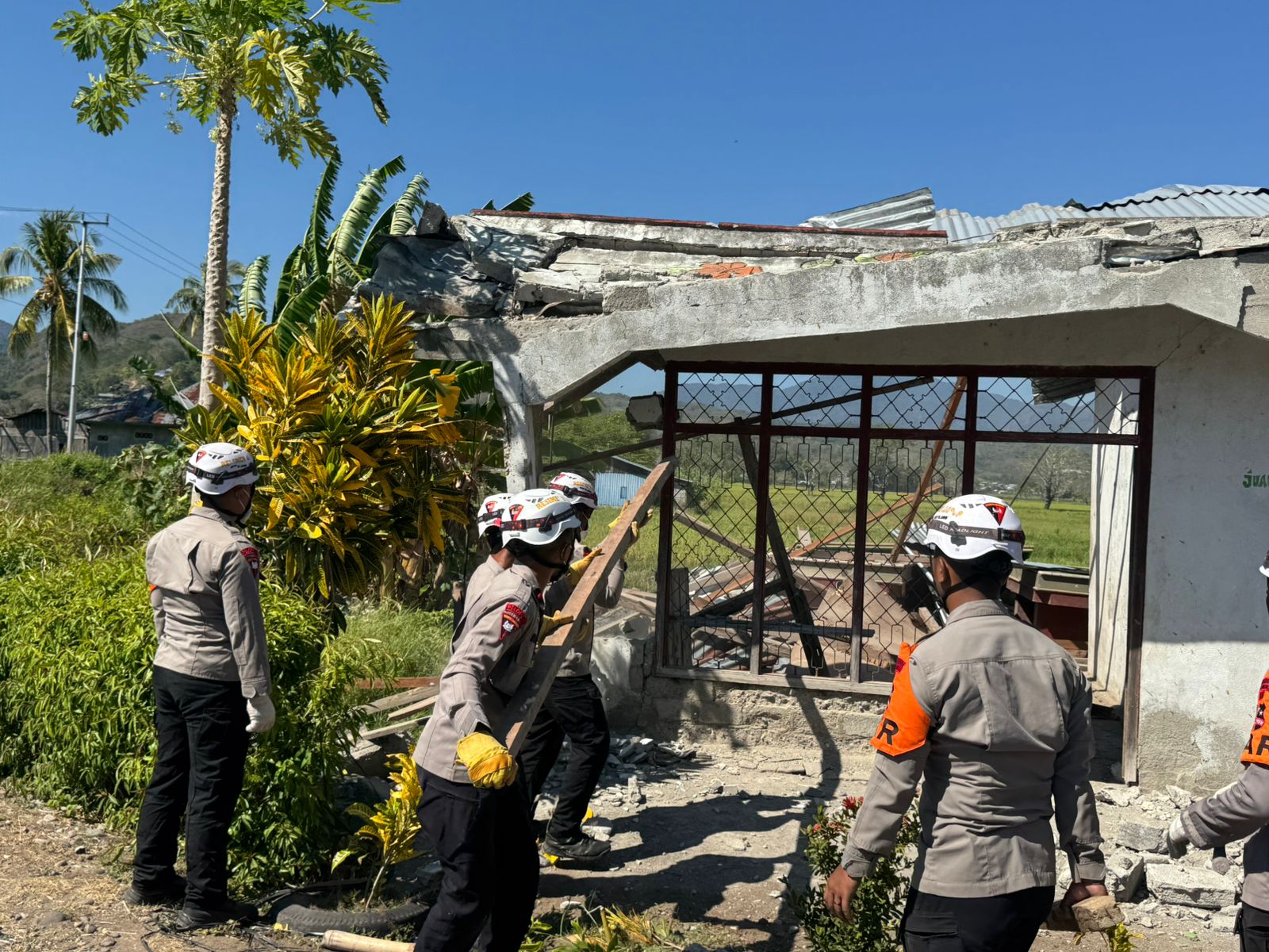 Kehadiran Brimob Ringankan Beban Warga, Rumah Terdampak Bencana Dibongkar