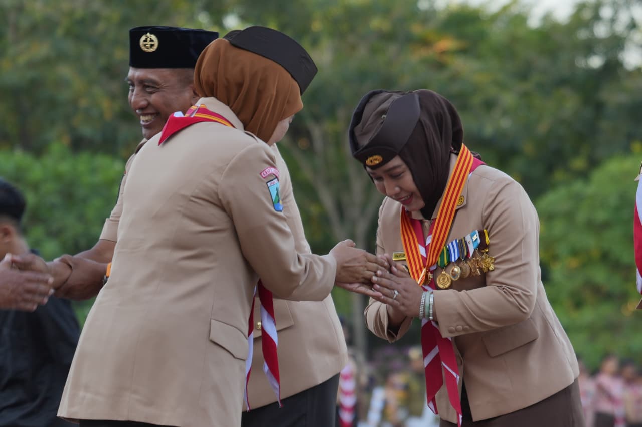Komitmen Dukung Pramuka, Ning Ita Raih Lencana Melati