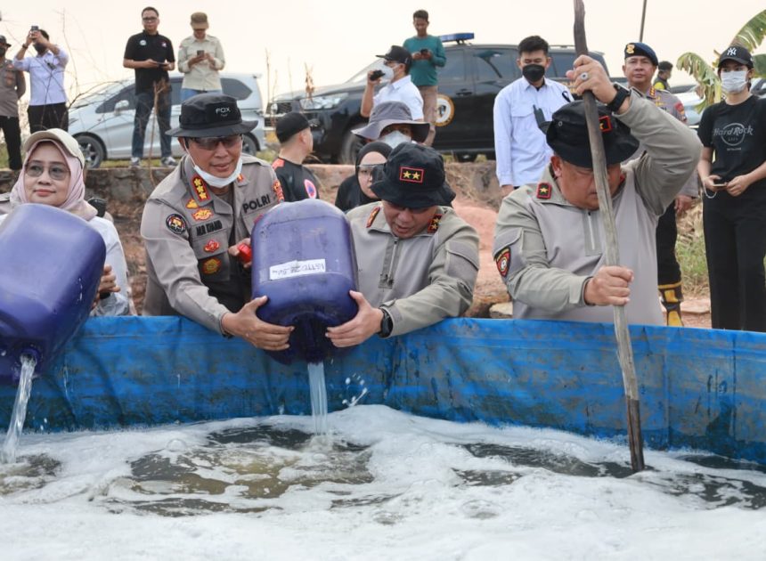 Dukungan Logistik Terus Mengalir, Satgas SAR Korbrimob Terima Bantuan Terpal di Reo