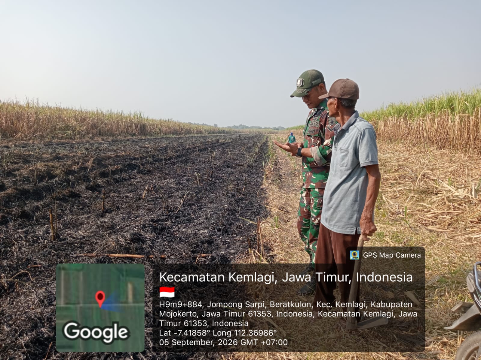 Pembakaran Sisa Tebu Picu Titik Api, Babinsa 0815/06 Kemlagi Beri Imbauan kepada Petani