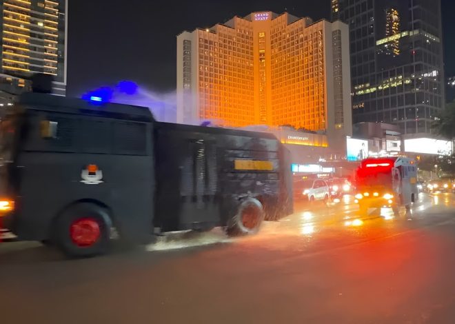 Brimob Polda Metro Jaya Semprot Jalan dan Bagikan Masker Antisipasi Abu Vulkanik Anak Krakatau