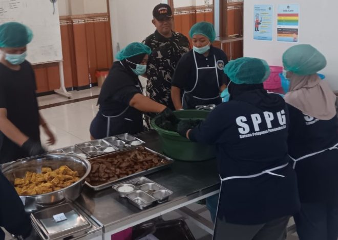 Babinsa Koramil 0815/01 Pralon Dampingi Operasional SPPG Mentikan, Dukung Pemenuhan Gizi Masyarakat