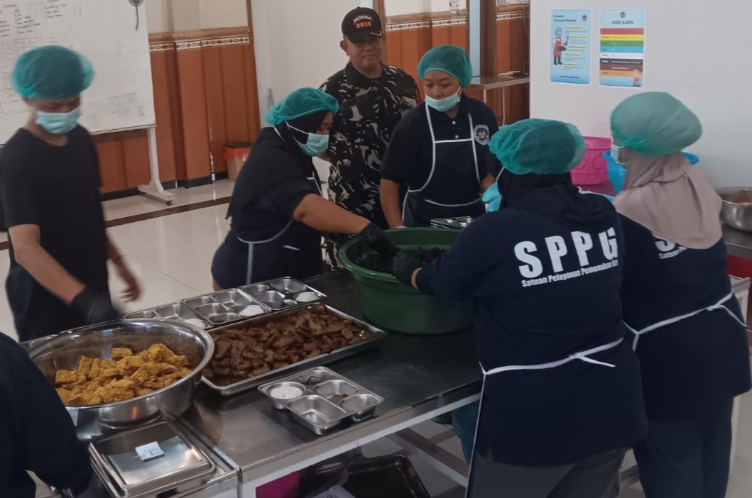 Babinsa Koramil 0815/01 Pralon Dampingi Operasional SPPG Mentikan, Dukung Pemenuhan Gizi Masyarakat