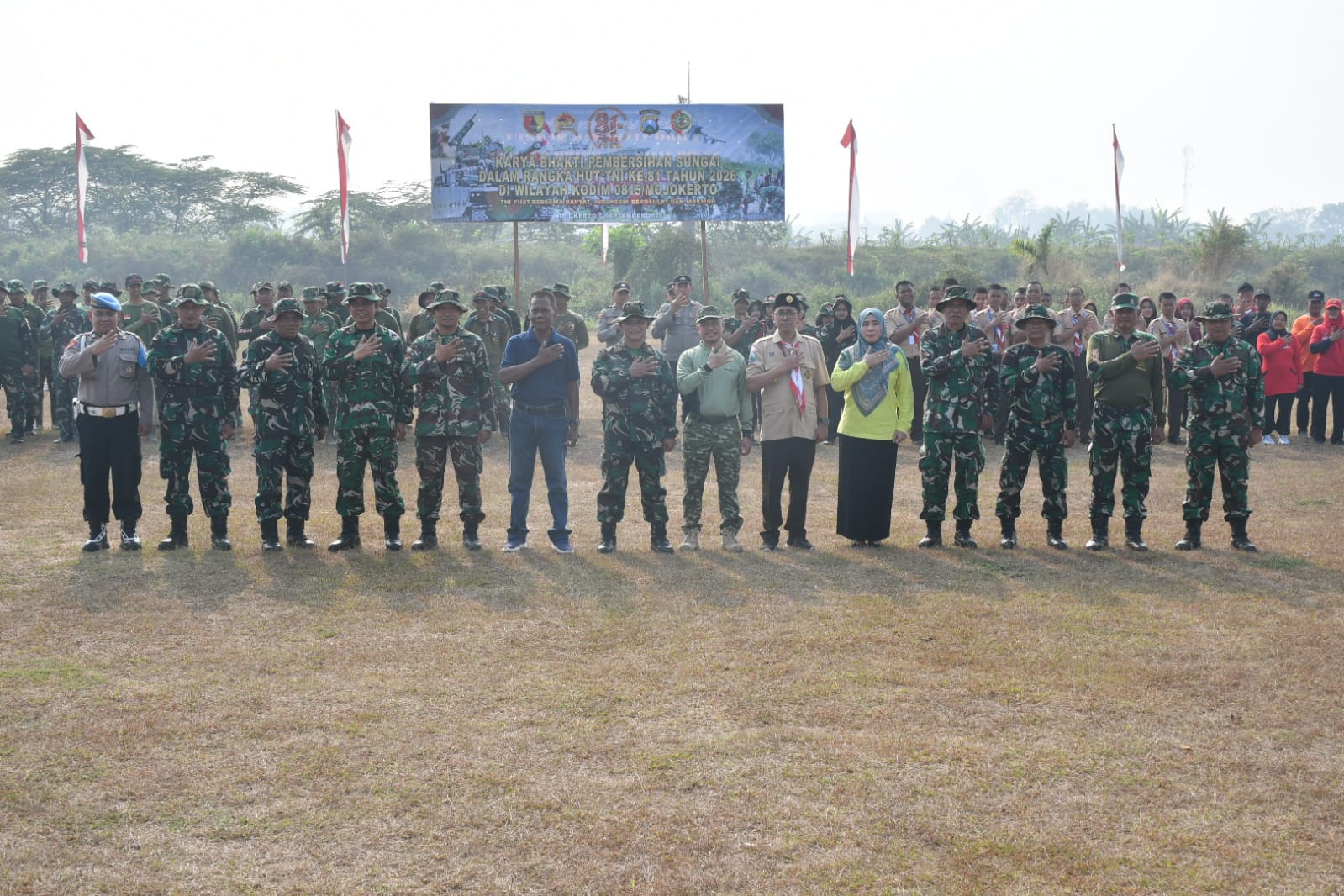 Karya Bhakti HUT ke-81 TNI, Kodim 0815/Mojokerto bersama Warga Bersihkan Sungai Kedungmaling