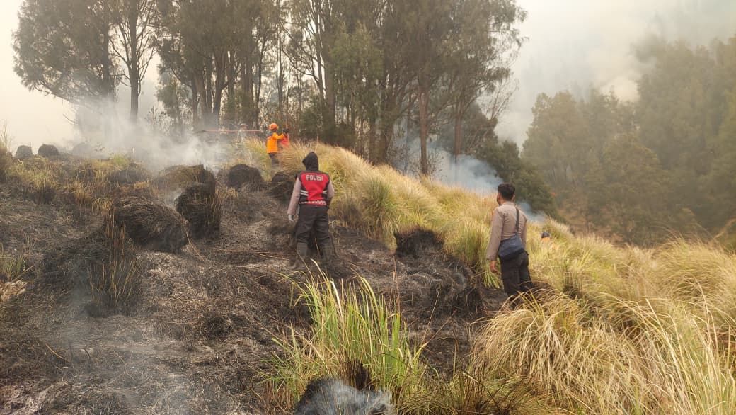 Polres Probolinggo Terjunkan Personel dan Armada Modifikasi untuk Padamkan Karhutla di Blok Pengol Bromo