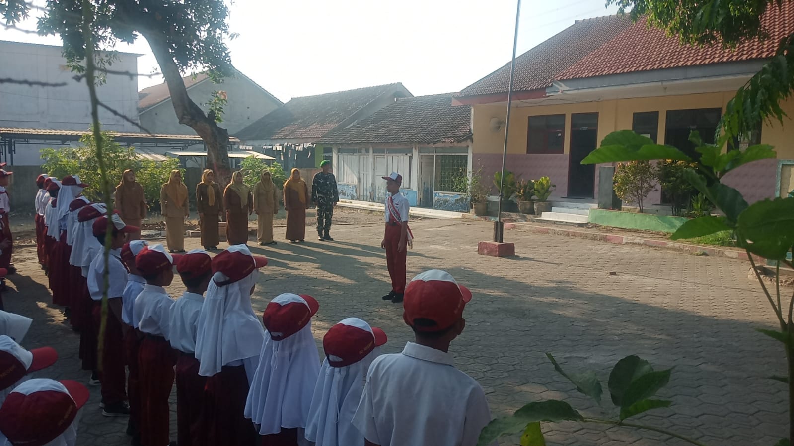 Upacara Bendera di SDN Baureno, Babinsa Edukasi Siswa Jauhi Kenakalan