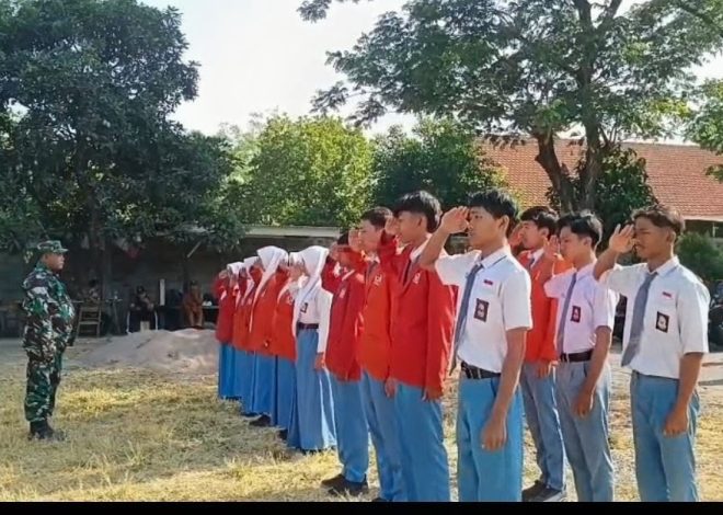 Babinsa Koramil 0815/18 Berikan Wasbang dan Praktik PBB kepada Siswa SMAN 1 Gondang
