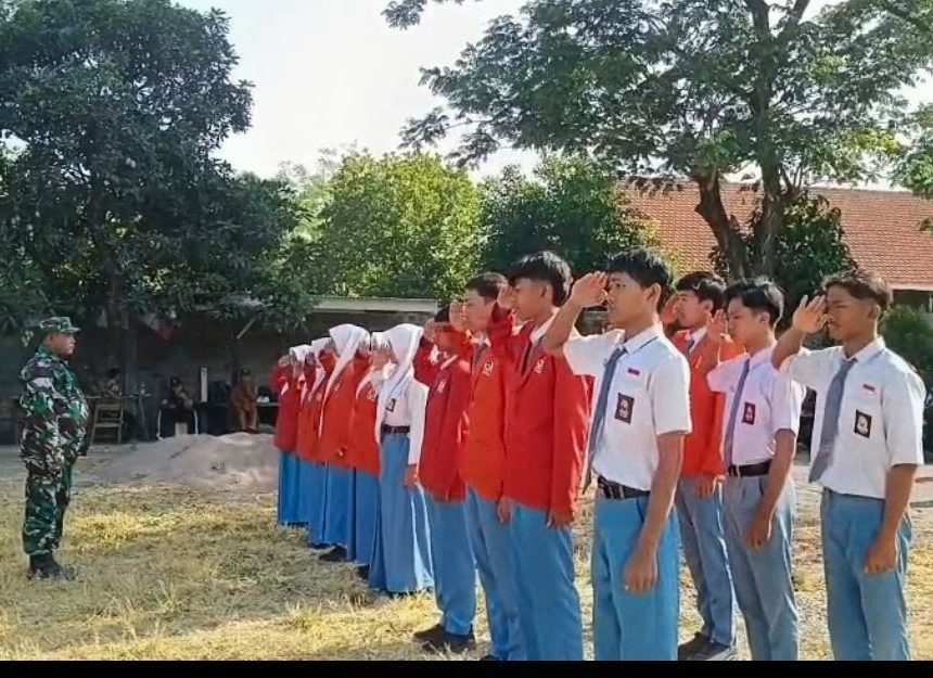 Babinsa Koramil 0815/18 Berikan Wasbang dan Praktik PBB kepada Siswa SMAN 1 Gondang