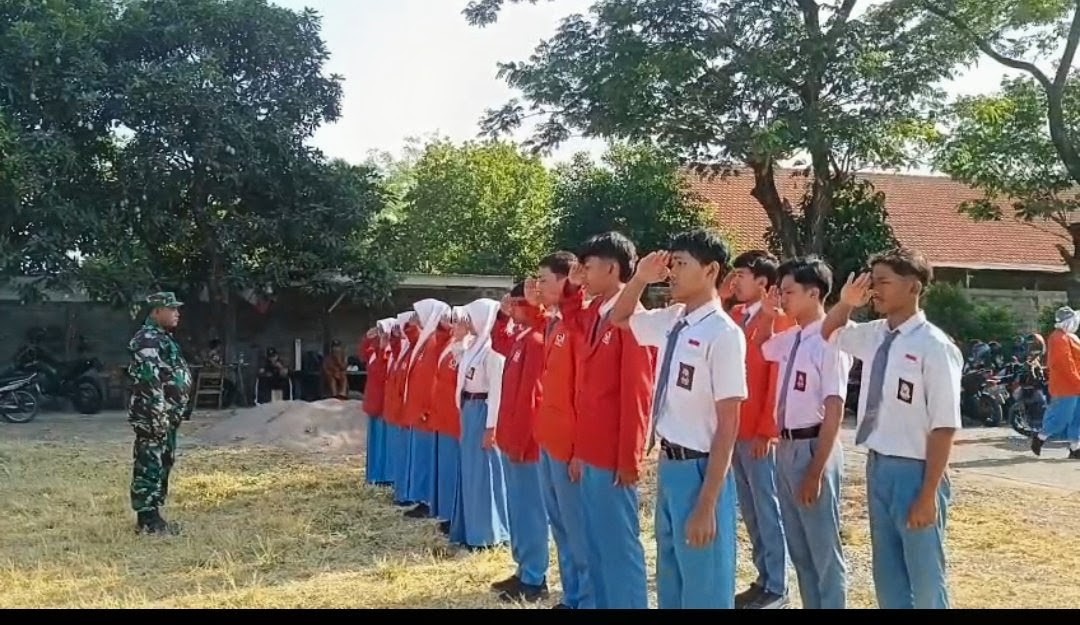 Babinsa Koramil 0815/18 Berikan Wasbang dan Praktik PBB kepada Siswa SMAN 1 Gondang