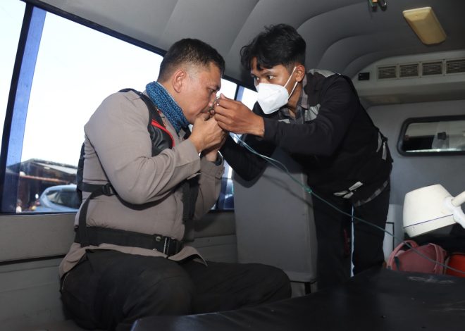 Polres Malang Libatkan Tim Dokkes, Menjaga Napas Para Penjinak Api Karhutla di Lereng Bromo