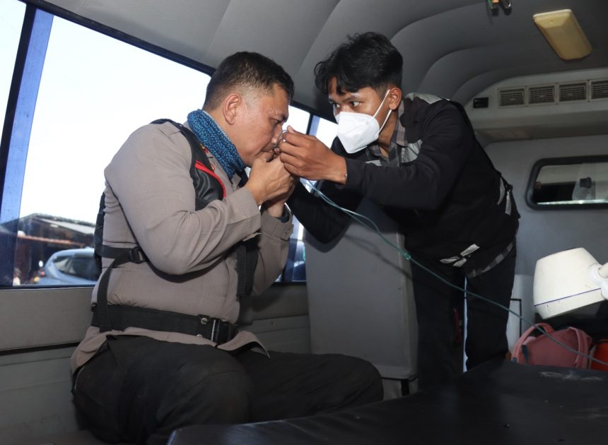 Polres Malang Libatkan Tim Dokkes, Menjaga Napas Para Penjinak Api Karhutla di Lereng Bromo