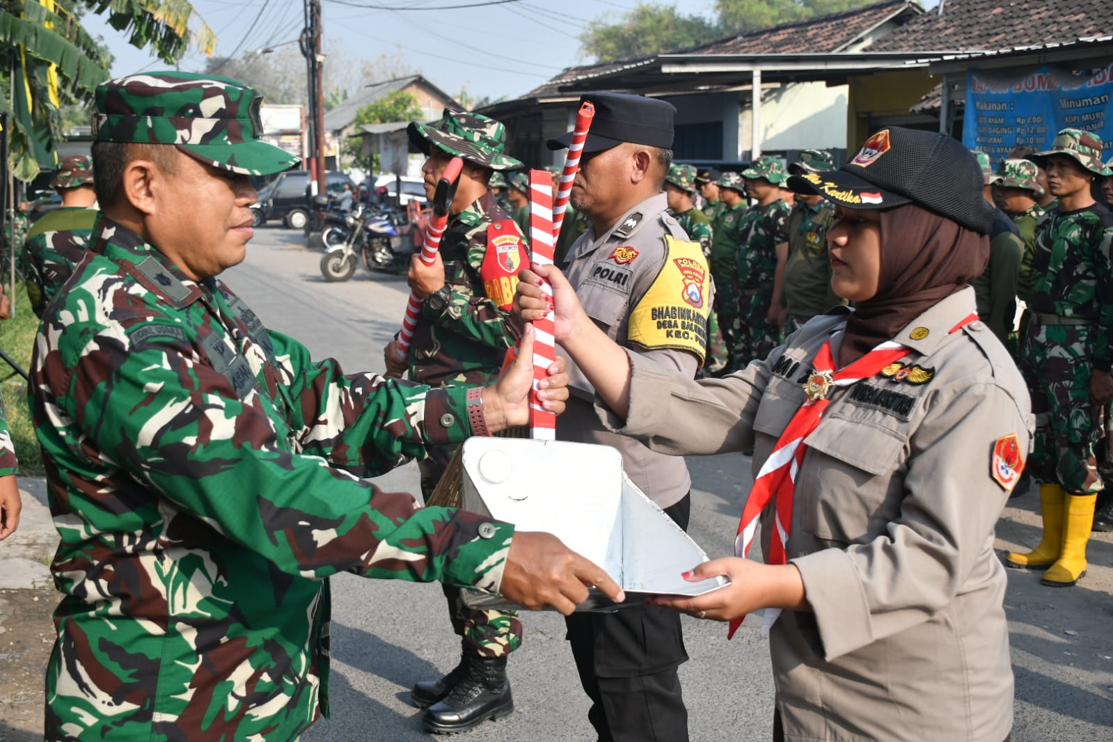 Bahu Membahu Bersihkan Pasar, TNI dan Warga Tangunan Hidupkan Semangat Gotong Royong