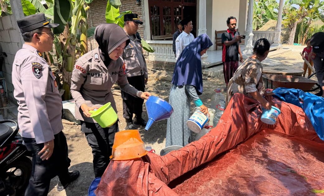 Tanggap Darurat Kekeringan, Polres Bojonegoro Pasok Air Bersih ke Kecamatan Dander