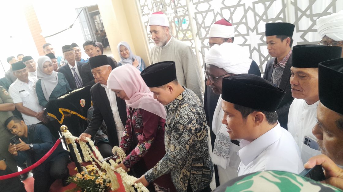 Gubernur Khofifah Resmikan Gedung As-Sayyidah Qona’ah Universitas KH. Abdul Chalim Pacet, Dihadiri Bupati Al Barra dan KH. Asep Saifuddin Chalim