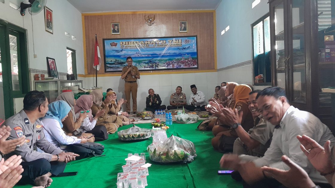 Kompak! Kades se-Kecamatan Puri, Kapolsek, Danramil dan Camat Gelar Kenduri Tumpeng Nasi Kuning Ayam Panggang untuk HUT TNI ke-81