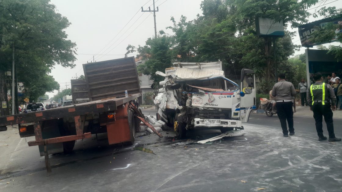 Laka Lantas di Jalan Raya Gajahmada Menanggal Mojosari: Truck Isuzu Traga Tabrak Samping Truck Gandeng, 2 Luka Ringan