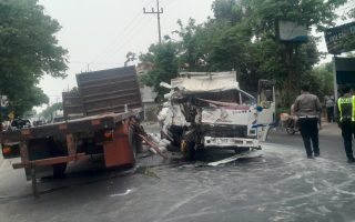 Laka Lantas di Jalan Raya Gajahmada Menanggal Mojosari: Truck Isuzu Traga Tabrak Samping Truck Gandeng, 2 Luka Ringan