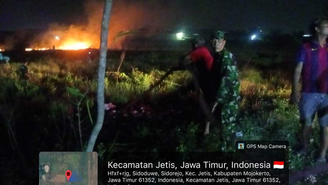 Cegah Api Meluas, Koramil 0815/07 Jetis Bersama BPBD Padamkan Kebakaran Lahan di Sidorejo