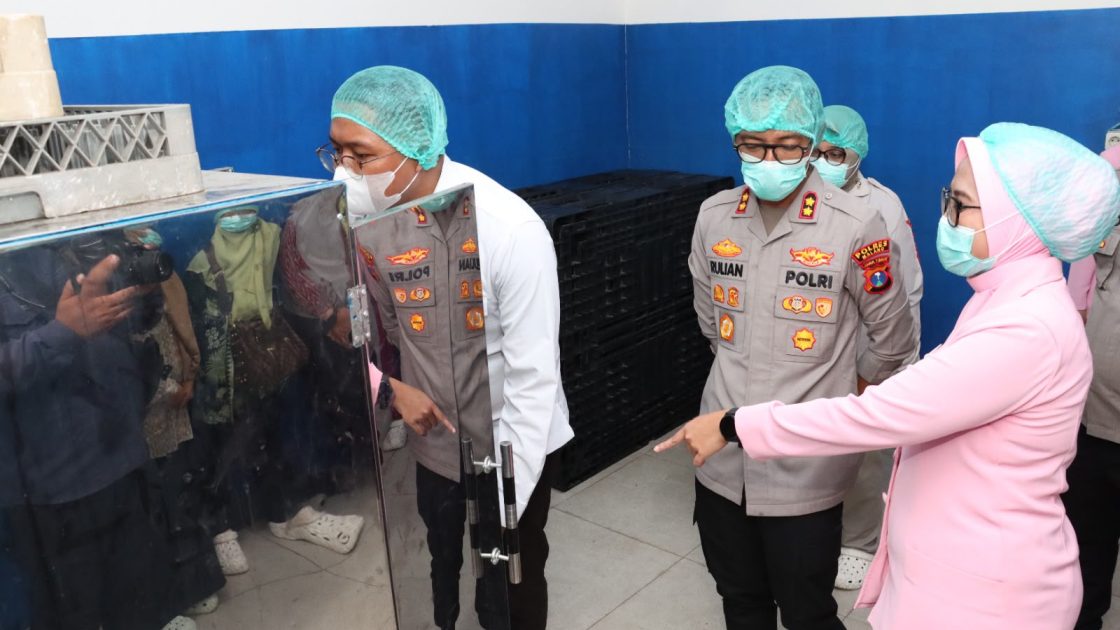Pastikan Higienis, Kapolres Malang Cek Pilot Project MBG Konsep Prasmanan