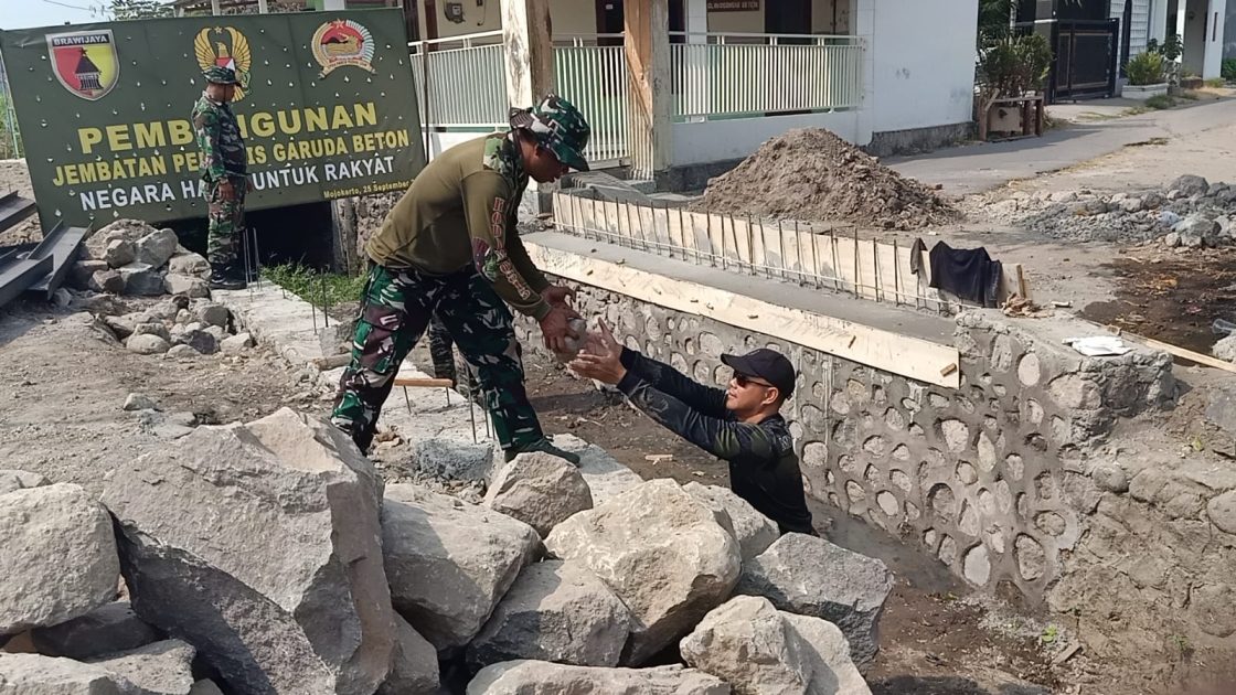 Pengabdian Tanpa Batas, Personel Kodim 0815/Mojokerto Tetap Bangun Jembatan di Hari Libur