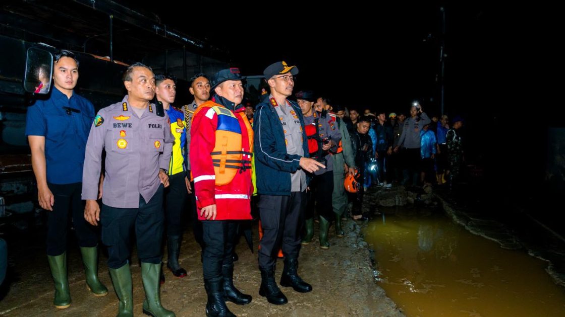 Respons Cepat Tangani Banjir Padang, Polri Kerahkan Personel dan Dirikan Posko Kesehatan