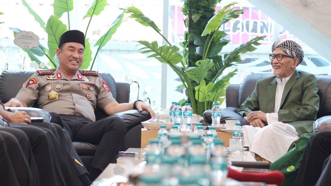 Perkuat Sinergi dengan Ulama, Kapolri Silaturahmi dengan Rais Aam PBNU di Surabaya