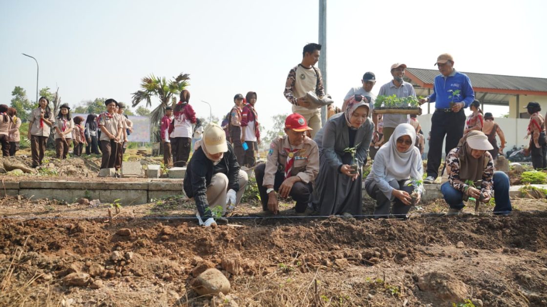 Dukung Indonesia ASRI, Pemuda Kota Mojokerto Gelar Green Action di Taman Bahari Mojopahit