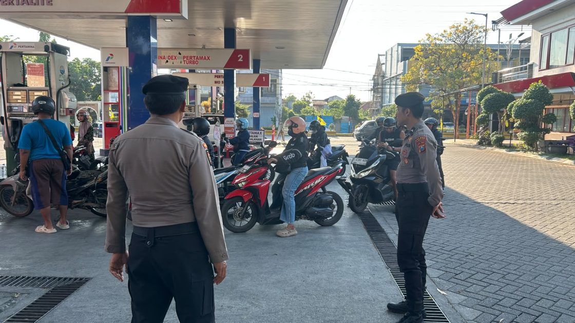 Polisi Bersama Masyarakat, Polres Mojokerto Kota Hadir Melalui Patroli SPBU untuk Jaga Kamtibmas Tetap Kondusif”