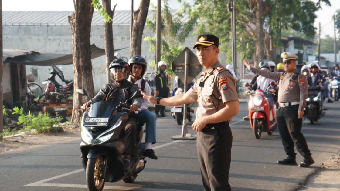 Kapolres Mojokerto Kota Turun Langsung Laksanakan Pengaturan Lalu Lintas di Depan SMPN 9, Wujud Pelayanan Polri kepada Masyarakat