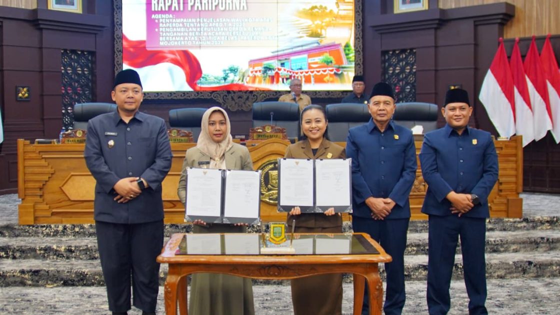 Wali Kota Mojokerto Sampaikan Nota Keuangan APBD 2027 dan Pendapat Akhir atas 13 Raperda
