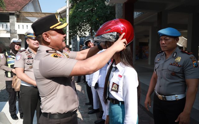 Polisi Bersama Masyarakat: Aksi Simpatik Polres Jember Edukasi Keselamatan Berkendara