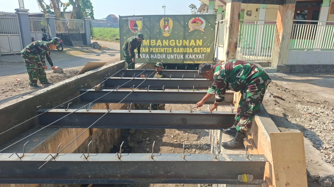 Pembangunan Jembatan Garuda Tahap VII di Bangsal, Personel TNI Mulai Pasang Rangka Baja